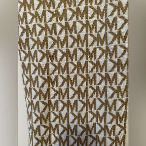 ⭐️Michael Kors infinity scarf - Picture 5 of 7